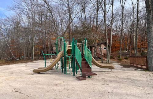 Stylish and Cozy Cabin, Walking Distance to Big Bass Lake - Foto 41