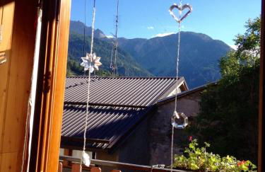 Charming, cozy, and bright apartment - Photo 15