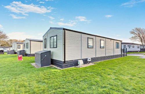 Binky Lodge Stylish Cosy 3-Bedroom Holiday Lodge Hoburne Naish Barton on Sea - Photo 33