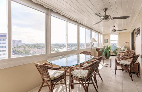 1055-607 Pond View High Rise with Remodeled Kitchen - Foto 19