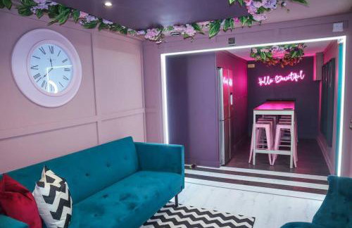 Manchester's ONLY themed slumber party suite for 8 with makeup room - Photo 7