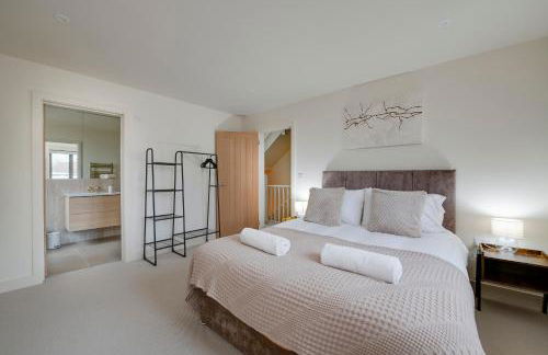 Spacious 5BR Home Near New Forest & Coast - Parking - Sleeps 10 - Photo 14