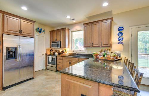 Lakefront Fun Near Clemson! Retreat with Pool Access - Foto 9