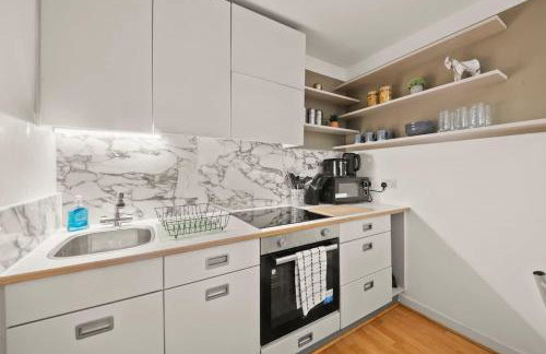 Modern 2 Bed Apartment in Greenwich, 24h Free Parking, Great for Business & Contractors, Sleeps 6 - Photo 15