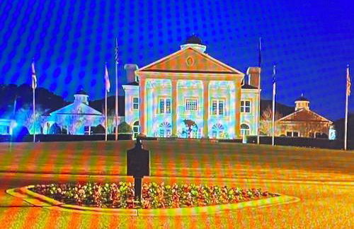 First Class Treatment Luxurious end unit Patio Pool Restaurant Bar on premises Steps away from Everything else! Spacious Condo Stocked with all You Need! - Foto 80