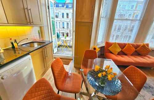 Charming Home with Private Balcony, on 1st floor, with 2 Bathrooms, 3 min walk to Earl's Court Station - Photo 11