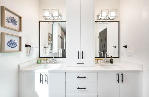 Ocean-Inspired 3B Modern Retreat w Kids Room - Foto 34