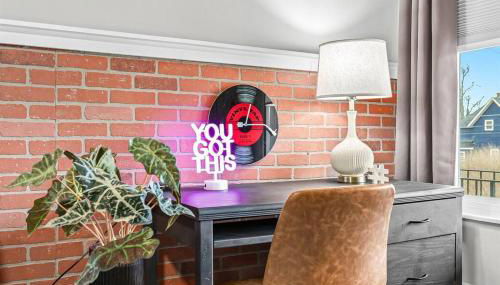 Luxury King Suite - Newly Renovated in Mt. Clemens - Photo 5