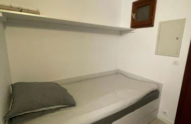 APPARTEMENT ET SA JOLIE TERRASSE Le Lavandou Saint Clair, a deux pas de la plage de St Clair, au calme, Studio tout équipé, clim, Wifi Fibre, TV connectée, lave linge, lave vaisselle, place de parking et plus, serviettes et draps fournis - Foto 11