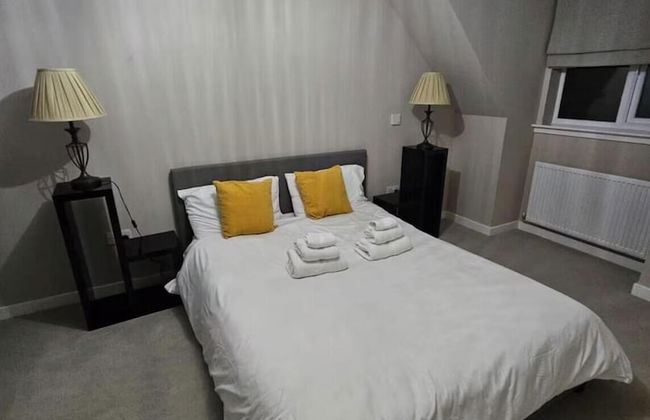 Charming 3 Bed Home in Stepps, Glasgow - Garden & Patio - Photo 12