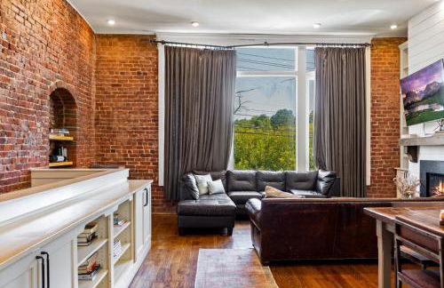 Modern 3BR Condo Walk to Downtown and UT with Parking - Foto 14