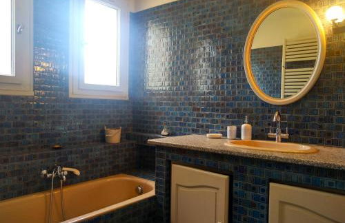 L'échappée du Canal - Piscine - Cheminée - Clim - Parking privé gratuit - 8 personnes - 3 chambres - Parc - Foto 13