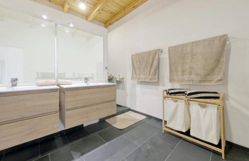 Chalet Emily Alpine Chic with Hot Tub and Ocean View By Lanzarote Vacation Homes - Foto 26