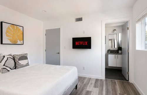 Experience Luxury 4BR Townhouse Sleeps 8 with Parking - Foto 16