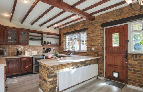 Idyllic Home in Picturesque Village of Wraysbury - Pass the Keys - Foto 6