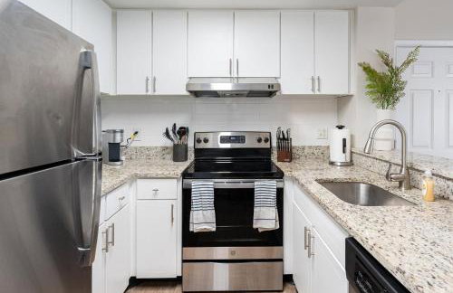 Landing Stunning 2BD Tennis Court Gym - Photo 35