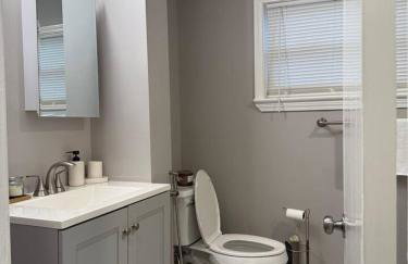 Newly Renovated Gem Fenced Backyard 2 Full Baths - Foto 12