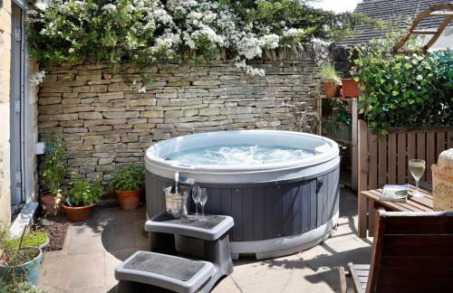 Castle Hideaway in the Cotswolds - Photo 1