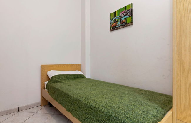 Spacious Apartment With Garden - Photo 2