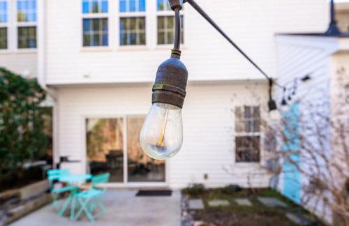 Modern 3-BR Townhome w Private Backyard Near RTP - Foto 61