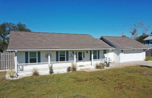 Southern Mermaid Cottage- Pet Friendly Fenced - Photo 54