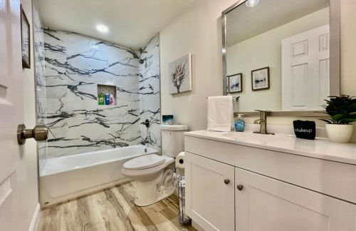 Beautiful NEW Ranch Home with a large deck and games - Foto 24