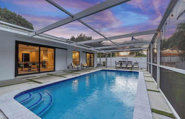 Coastal Retreat Stylish 4 BDR w/ Private Pool! - Foto 1