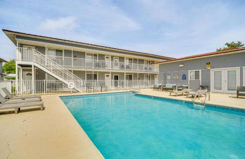 Airy Biloxi Condo with Patio Walk to Beach! - Photo 28