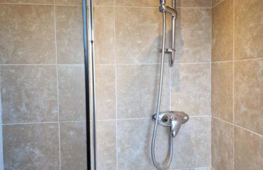 Large 4-bed house for up to 7 guests w 2x parking - Foto 3