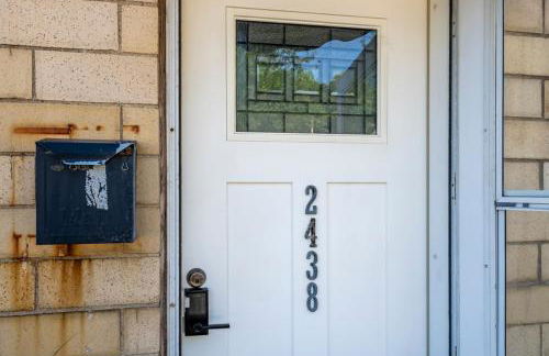 Cozy 2BR Retreat with Workspace - Washer and Dryer - Foto 25