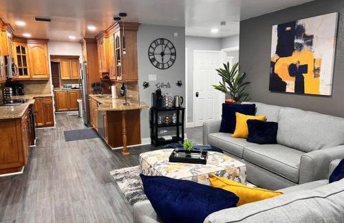 King Bed, 3 miles to Stadium - Foto 1