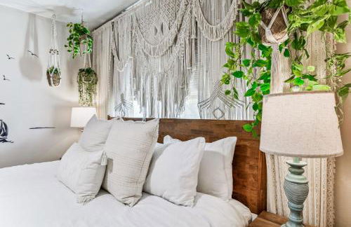 Luxury Home with Hot Tub & Outdoor Oasis blocks from the Beach - Foto 50