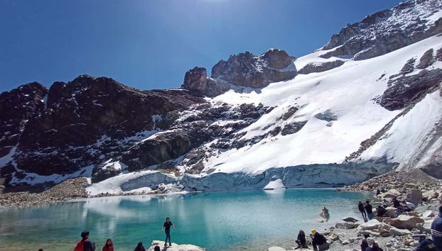 Admirando a lagoa Charquini