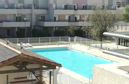 LE BLEU CAMARGUE - T3 EN DUPLEX CLASSÉ 3 ETOILES - CLIM - ARRIVÉE AUTONOME - Piscine privative à la résidence - Parking Gratuit - Wifi FIBRE - Animaux acceptés - Idéale Famille couple télétravail - Foto 20