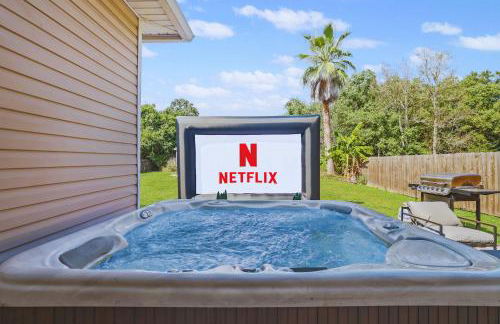 Endless Summer Retreat with Private Pool near Beach - Foto 7