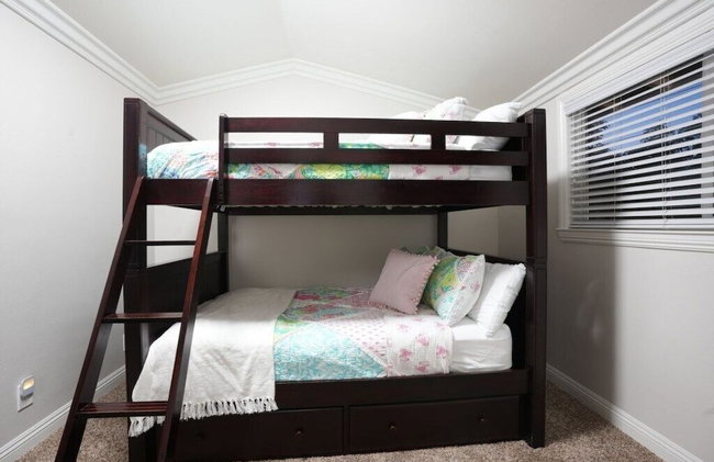 Sweet 4 bedroom, 3 bath plus Loft Bedroom, Pool Home - Foto 4