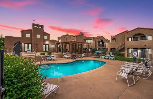 Sunny King-sized 1BD Condo near UofA and UMC w Pool, Parking - Foto 1