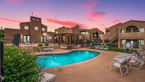 Sunny King-sized 1BD Condo near UofA and UMC w Pool, Parking - Foto 1