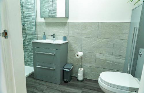 Pine cottage with private hot tub - Photo 14