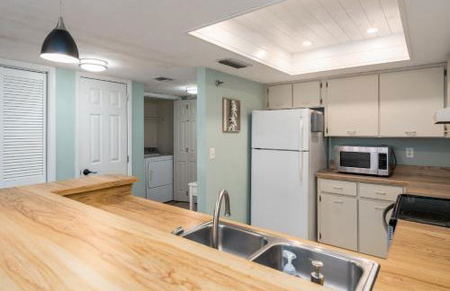 Beach views with top complex amenities and covered parking! - Foto 12