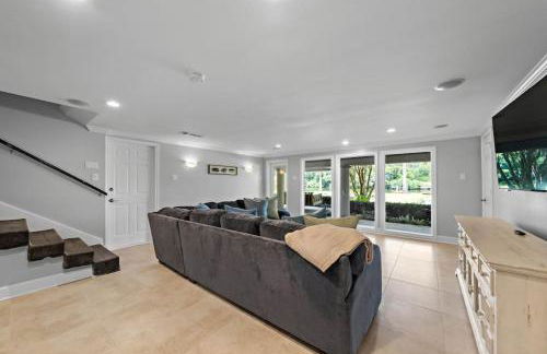 Waterfront oasis with private pool, game room, fire pit and volleyball court - Foto 34