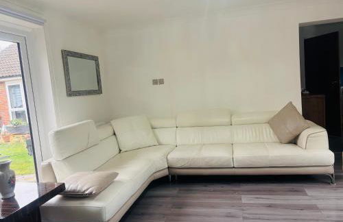 2BR Comfortable Spacious Furnished Property with Parking - Foto 2