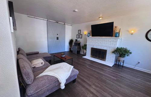 Luna's Cozy Private Hosted Suite with Fireplace and 2 Bedrooms - Foto 1