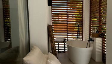 Marbella Bliss - Luxury 4-Bedroom VILLA with Garden, Private POOL & Jacuzzi, Marbesa near- 5 min to the Cabopino Beach - Photo 5