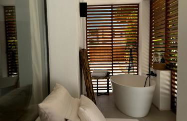 Marbella Bliss - Luxury 4-Bedroom VILLA with Garden, Private POOL & Jacuzzi, Marbesa near- 5 min to the Cabopino Beach - Photo 5