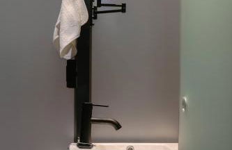 Staghorn | Modern Lux Mirror Home | HotTub & Woods - Foto 46