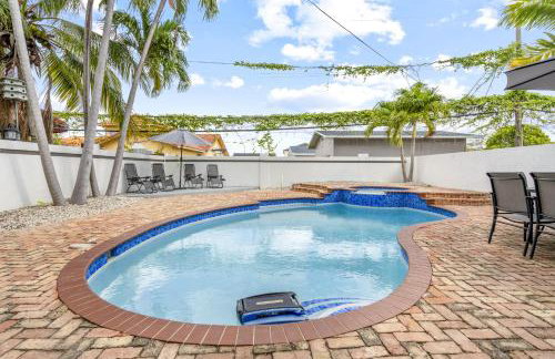 April Sale! 4 BR - Private Pool, Grill, Soaking Tub, Near Coral Gables & MIA Airport - Photo 1