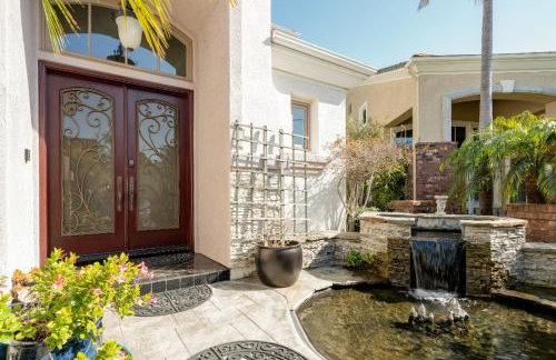 Luxe Family Villa ,116 inch Theater, Yard , Near Beaches - Photo 2