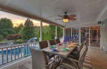 Lakefront Home w Pool, Dock, Fire Pit & Game Room Sip, Sip Away by Avantstay - Foto 30