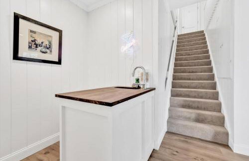 Waterfront Retreat with Private Dock and Fire Pit, Sleeps 8, Outdoor Dining, Spa-Style Primary, Gourmet Kitchen with Dual Dishwashers, Gas Fireplace, River Views, Bright Open Layout, Central AC, Perfect Coastal Escape for Families, 24 Hr Hospitality - Foto 58